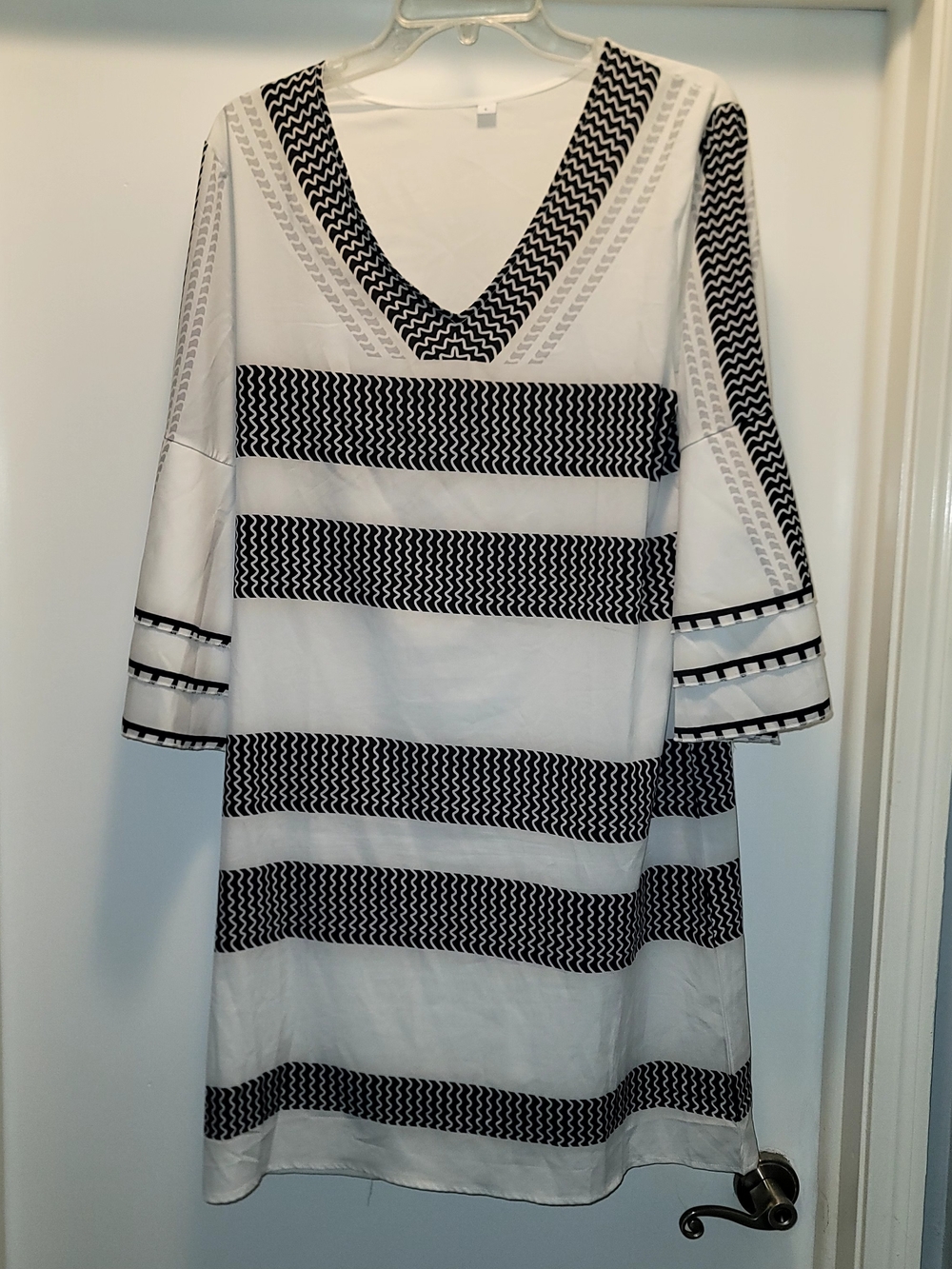 Sheilay brand mini dress With striking white and black geometric wavy pattern L